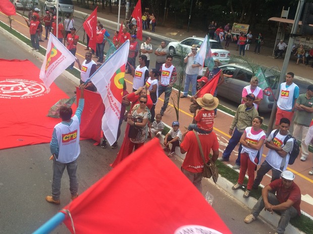 Grupo faz ato a favor da presidente afastada Dilma Rousseff, em Goiânia, Goiás (Foto: Vanessa Martins/G1)