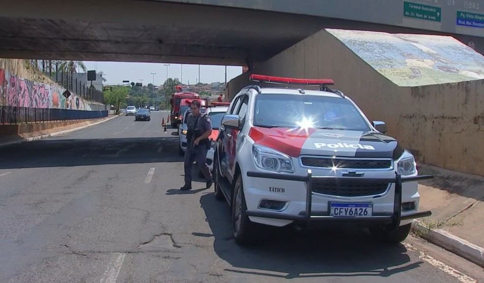 PM participa da inspeção e verifica se há armas e explosivos escondidos no duto em Bauru — Foto: Tv Tem/ Reprodução
