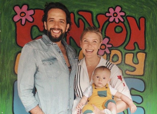 Nick Cordero e a mulher, Amanda Kloots, com o filhinho do casal, Elvis (Foto: Reprodução Instagram)