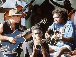 Em foto de 1º de janeiro de 2013, Mandawuy Yunupingu (primeiro à direita) toca com Peter Maffay e um instrumentista aborígene (Foto: AP)