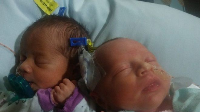 As irmãs gêmeas Darla, à esquerda, e Dalanie nasceram em 17 de junho (Foto: Danesha Couch)