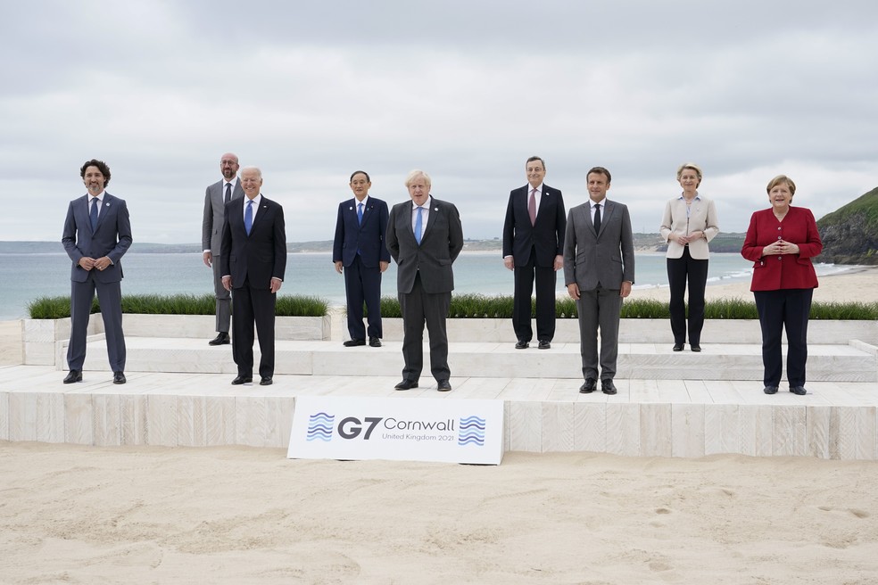 Líderes do G7 posam para foto oficial durante encontro na Inglaterra — Foto: Patrick Semansky/Pool / AP Photo