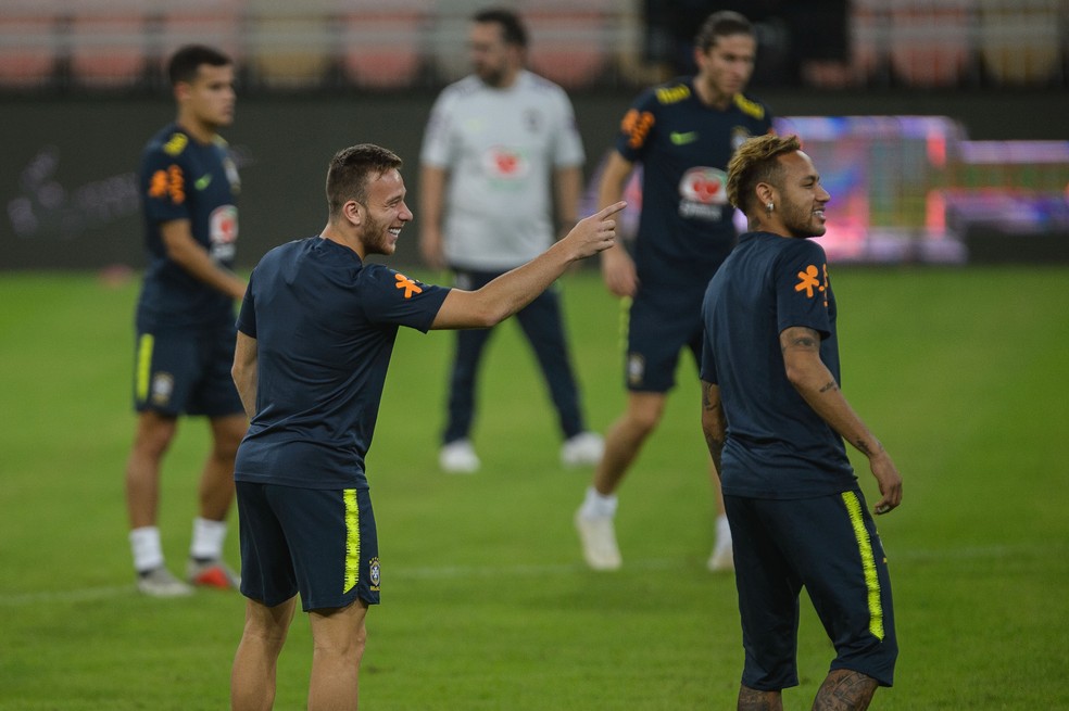 Arthur brinca com Neymar em treino da seleção brasileira, em Jedá — Foto: Pedro Martins/MoWA Press