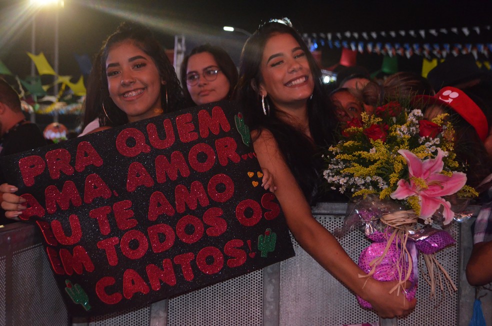 Tifany Gabriele entregou um buquê de rosas para Marília Mendonça durante show no São João 2019 de Campina Grande — Foto: Iara Alves/G1