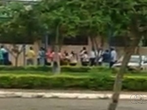 Visita de parentes de prefeitos presos revolta familiares de outros detentos, em Goiás (Foto: Reprodução/TV Anhanguera)
