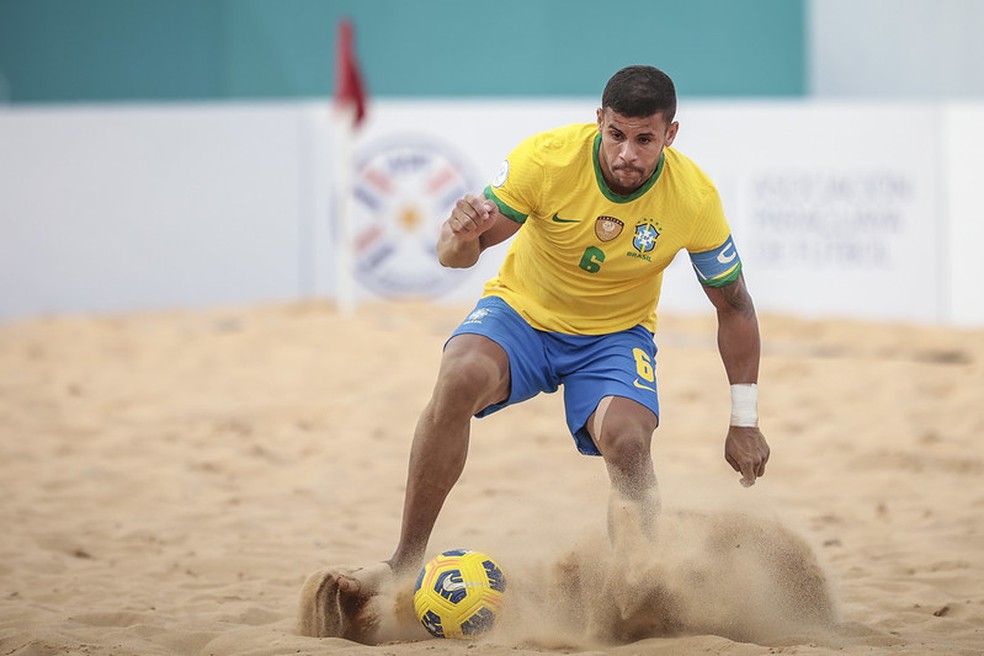 Brendo, um dos destaques do Brasil da Copa América e futebol de areia — Foto: Divulgação/CBSB