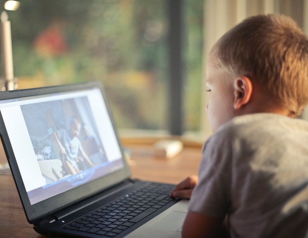 Segundo OMS, crianças devem passar menos tempo possível em frente às telas (Foto: Pexels)