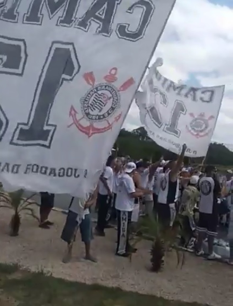 Torcedores do Corinthians protestam no CT — Foto: Reprodução