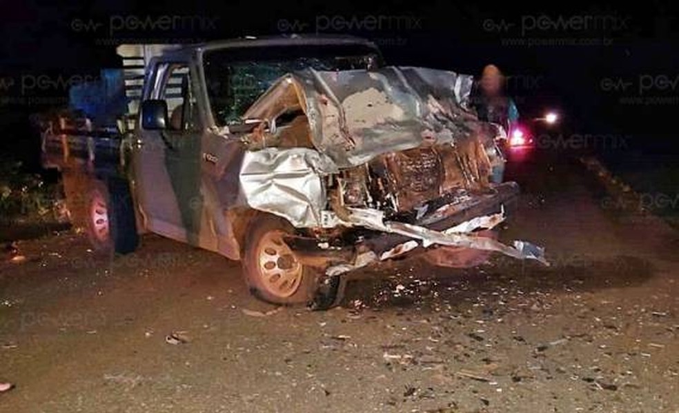 Ocupantes da caminhonete sobreviveram ao acidente — Foto: Roberto Ferreira