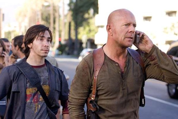 Justin Long and Bruce Willis in Die Hard 4.0 (2007) (Photo: Playback)