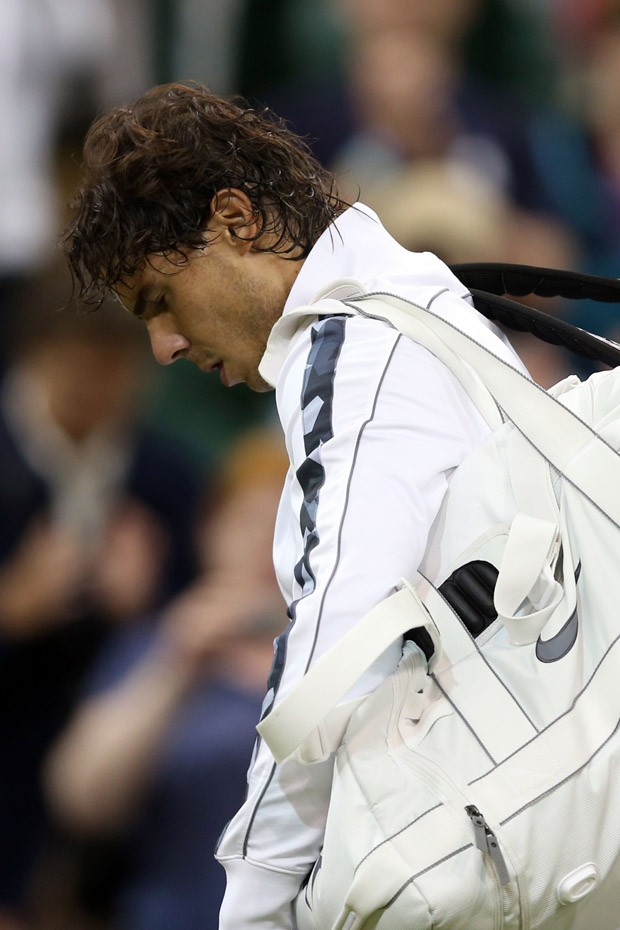 Nadal desanimado após a eliminação de Wimbledon em 2012. Ele ficaria vários meses longe das quadras (Foto: Getty Images)