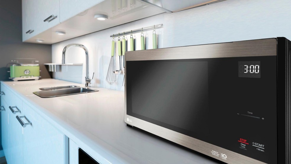 O micro-ondas é o um dos classícos vilões do sinal dol Wi-Fi devido às suas ondas de radiação — Foto: Reprodução