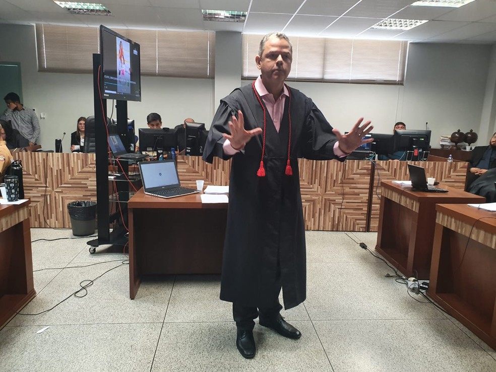 O promotor Efrain Enrique Filho começou os debates após ouvir os acusados  — Foto: Iryá Rodrigues/g1