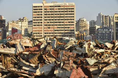 Escombros de veículos e contêineres se espalham pela zona portuária até hoje (Foto: Getty Images)