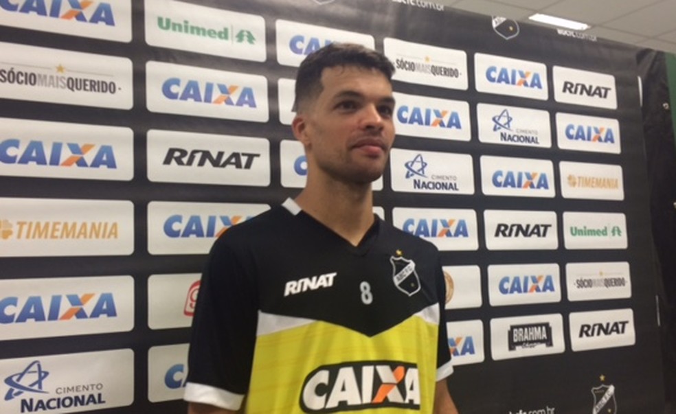 Volante elogiou o trabalho do técnico  (Foto: Leonardo Erys/GloboEsporte.com)