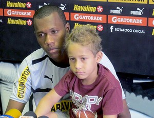 Brinner com o filho no treino do Botafogo (Foto: André Casado / Globoesporte.com)