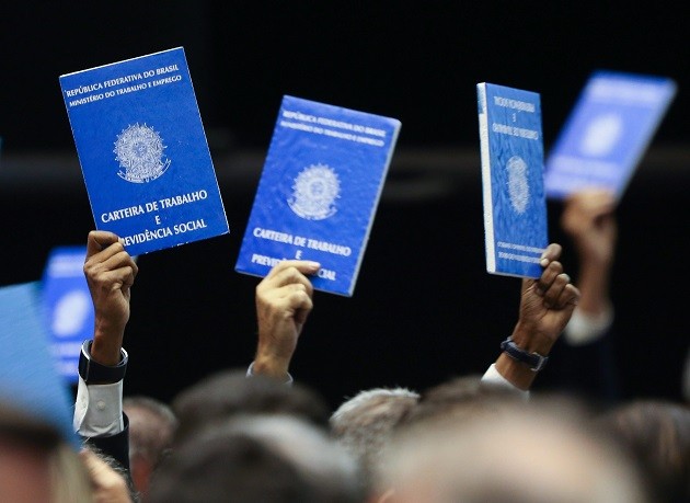 Deputados erguem réplicas da carteira de trabalho na Câmara
