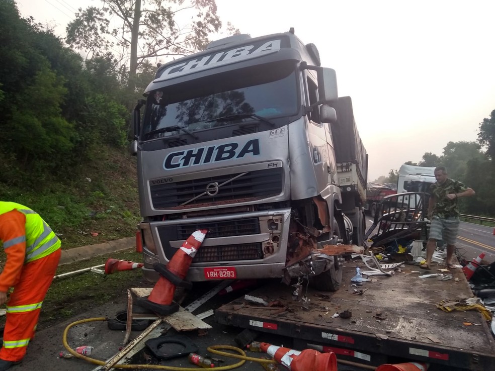 Acidente envolveu dois caminhões e um guincho — Foto: Polícia Rodoviária Federal/Divulgação