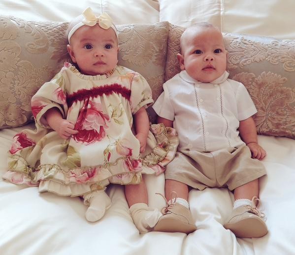 Bebês mimados: os gêmeos Jacob e Isabella Hill (Foto: Reprodução - Twitter)