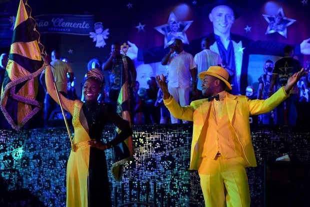 Jack Pessoa e Vinicius Pessoa são porta-bandeira e mestre-sala do desfile em homenagem a Paulo Gustavo no Carnaval 2022 (Foto: Rafael Soares)