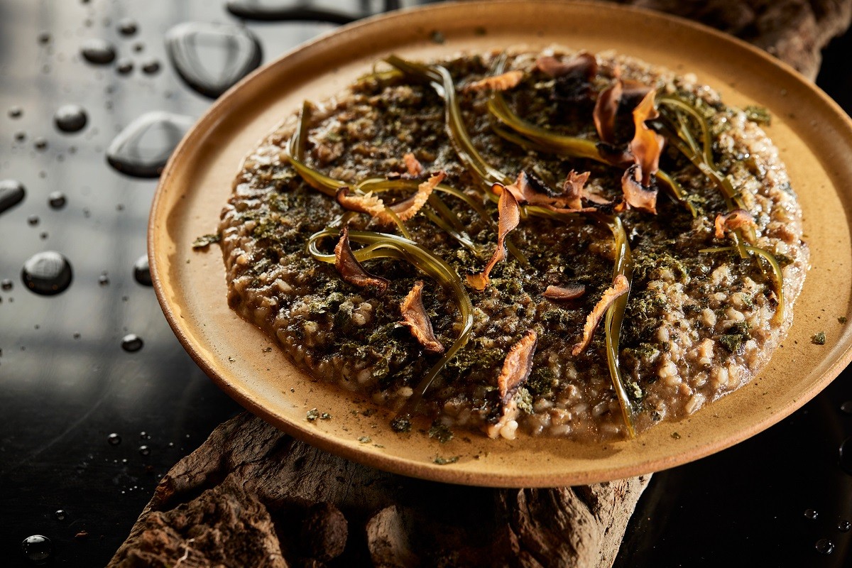 Aprenda como preparar arroz mar e montanha vegano do chef João Izar, servido no restaurante Puriman (Foto: Rodolfo Regini / Divulgação)