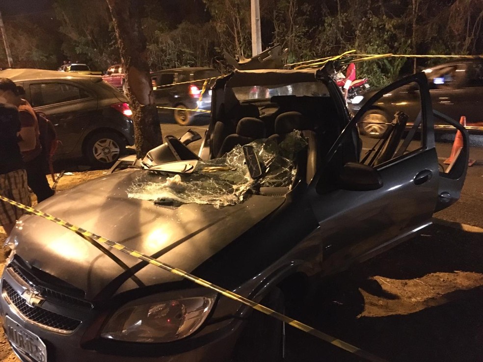 Carros colidem, sobem em canteiro e vítimas ficam presas às ferragens em Teresina  — Foto: Murilo Lucena/TV Clube