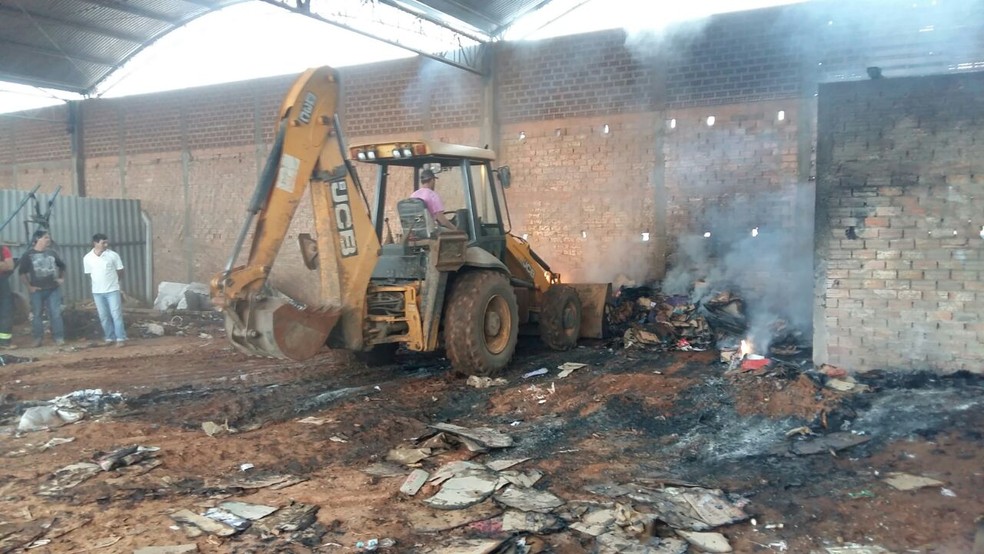 Defesa Civil removeu material que sobrou e interditou o local (Foto: Corpo de Bombeiros/Divulgação)