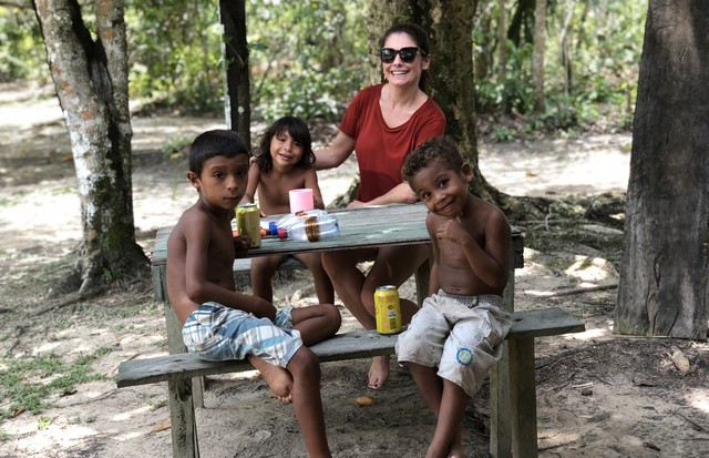 Camilla com as crianças da comunidade Tiririca (Foto: arquivo pessoal/Camilla Guebur)