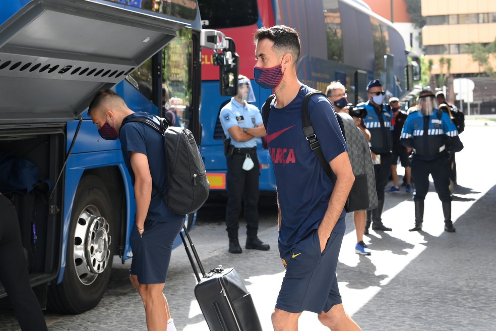 Busquets na saída de Lisboa — Foto: AFP