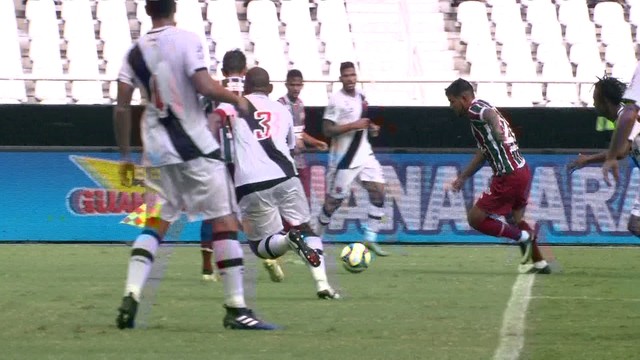 Bola estoura após dividida de Gustavo Scarpa e paralisa jogo do United