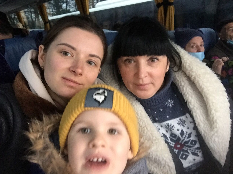 Família de menino que nasceu em Balneário Camboriú chega ao Brasil, após saírem da Ucrânia. Imagem mostra Darina com a mãe e o filho, Marcos — Foto: Volodymyr Borodin/Arquivo pessoal