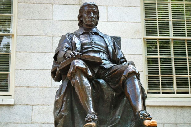 A estátua de John Harvard (Foto: Divulgação)