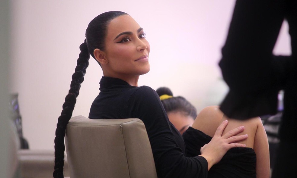 A empresária e influenciadora digital Kim Kardashian é um dos destaques do reality que acompanha a vida da sua família — Foto: IMDb/Reprodução/© 2022 Hulu