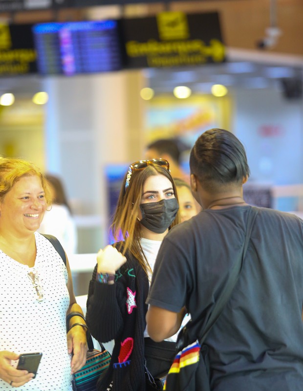 Jade Picon faz vídeo para fã em aeroporto (Foto: Vitor Pereira/AgNews)
