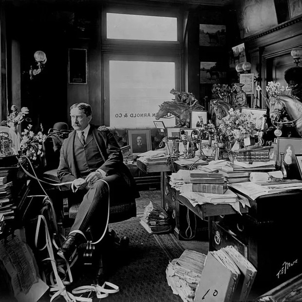 Lawson em seu escritório, cercado por algumas de suas paixões: livros, cavalos e flores frescas (Foto: GETTY IMAGES via BBC)
