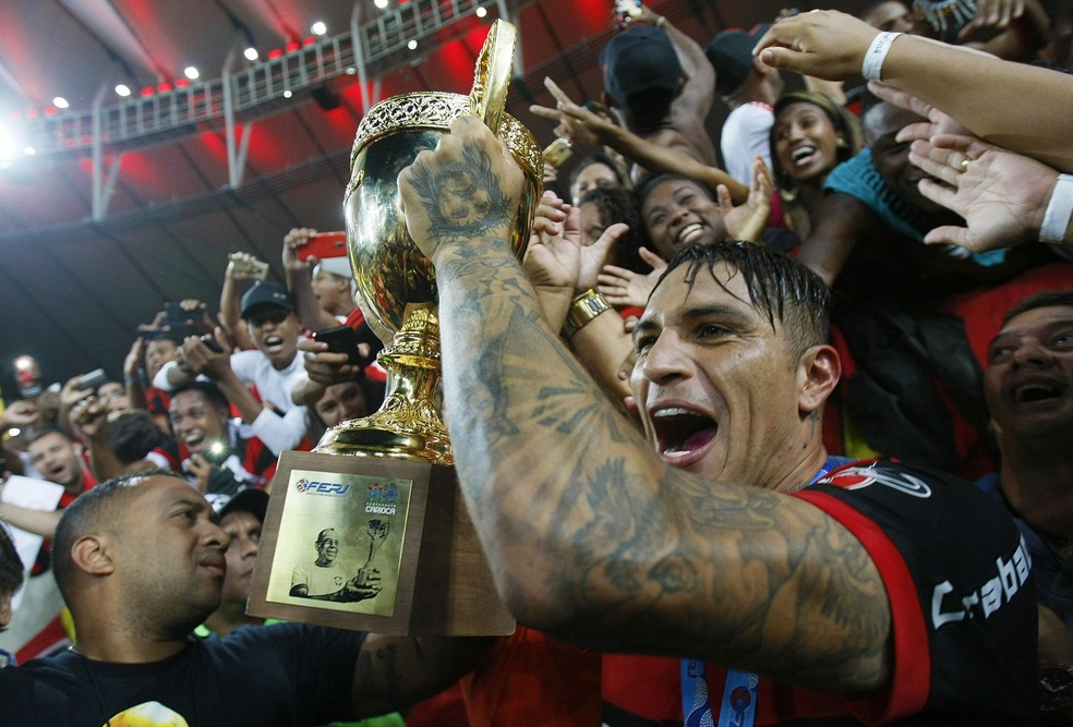Guerrero comemora t&iacute;tulo do Carioca de 2017: &uacute;nico trof&eacute;u pelo clube (Foto: Andr&eacute; Dur&atilde;o)