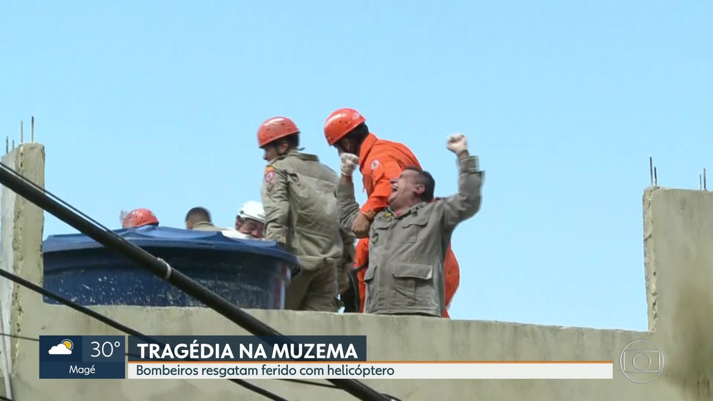 Bombeiros comemoram resgate de vÃ­tima dos escombros de prÃ©dio na Zona Oeste do Rio â€” Foto: ReproduÃ§Ã£o/ TV Globo