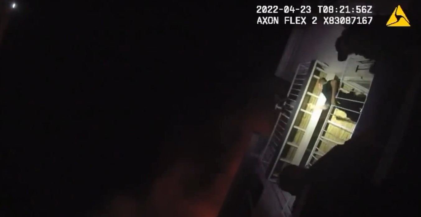Policial escala varanda de apartamento em chamas (Foto: Reprodução/Twitter/Orange County Sheriff's Office)