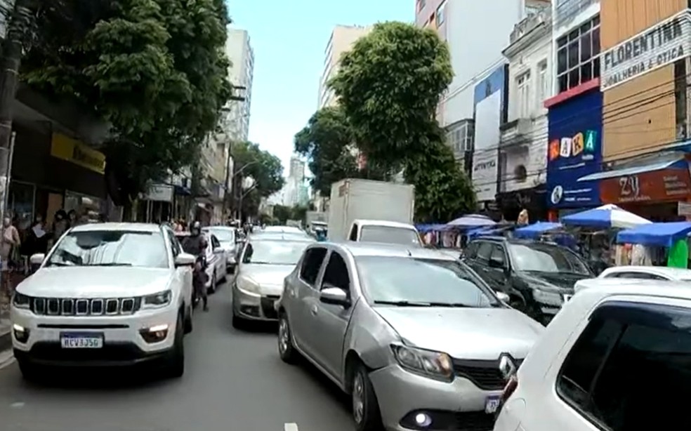 Guardas Municipais fazem carreata em protesto no Centro de Salvador — Foto: Reprodução/TV Bahia