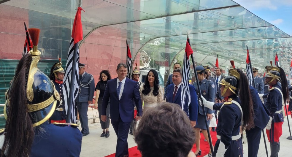 Tarcísio de Freitas sobe a rampa da Alesp acompanhado da esposa, Cristiane, e do presidente da Assembleia, Carlão Pignatari — Foto: Paulo Gomes/TV Globo