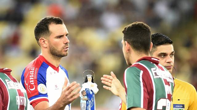 Lucas Fonseca e Nino se cumprimentam antes do jogo