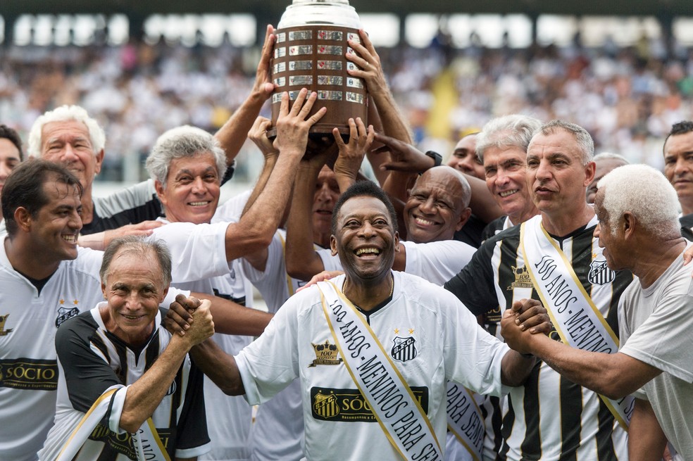Pelé e ídolos eternos durante o centenário do Santos, em festa na Vila Belmiro — Foto: Yasuyoshi CHIBA / AFP