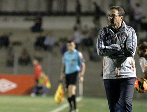 Luxa se diz contra punição por cartão forçado: ‘Faz parte do jogo’