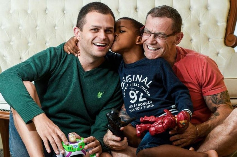Senador Fabiano Contarato com o marido e um dos filhos  — Foto: Gabriel Lordello