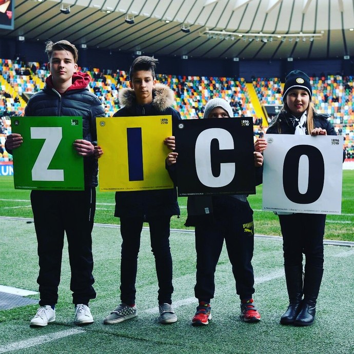 Homenagem a Zico antes de jogo do Udinese na Dacia Arena (Foto: Reprodução de Instagram)