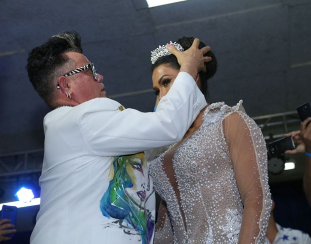 Gracy recebe a coroa (Foto: AgNews / Anderson Borde)