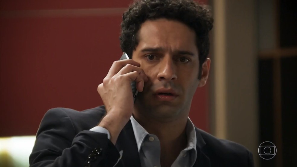 Beto (João Baldasserini) fica indecido sobre prosseguir com o plano - 'Haja Coração' — Foto: Globo