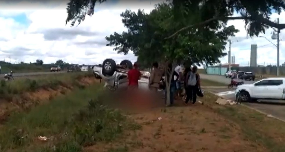 Mulher morre e duas pessoas ficam feridas após acidente na Bahia — Foto: Reprodução/TV Sudoeste