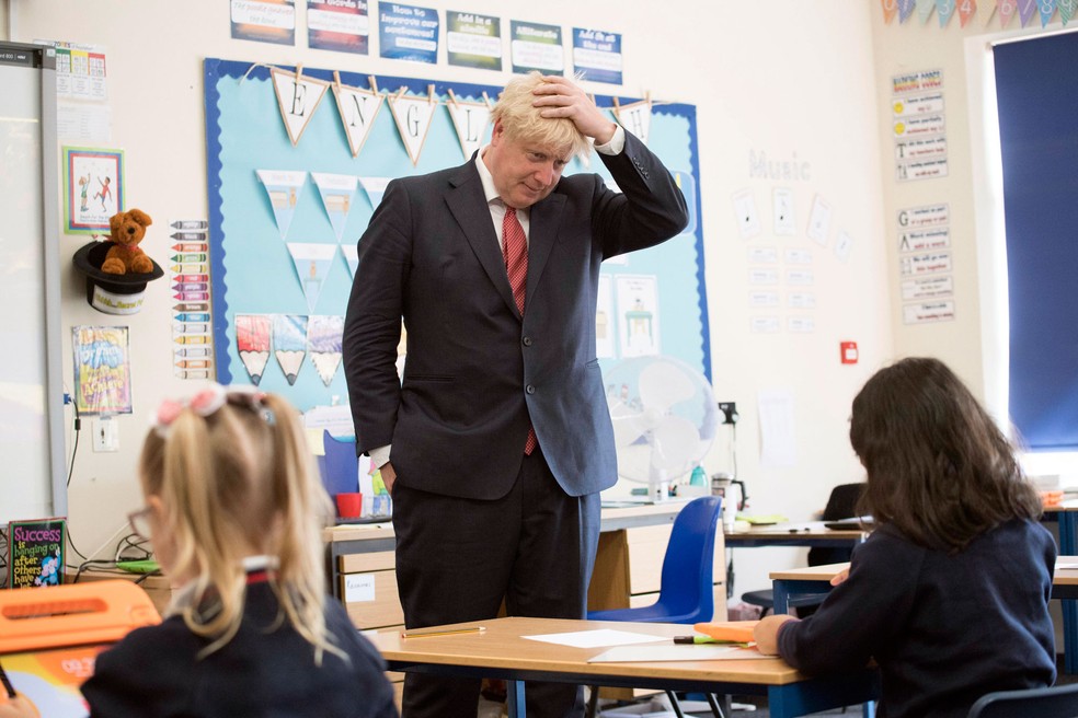  Primeiro-ministro britânico, Boris Johnson, visita escola em West Malling, na Inglaterra, nesta segunda-feira (20)  — Foto: Jeremy Selwyn / AP