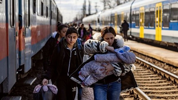 Os refugiados ucranianos têm fugido para países vizinhos, como a Romênia (Foto: Getty Images)